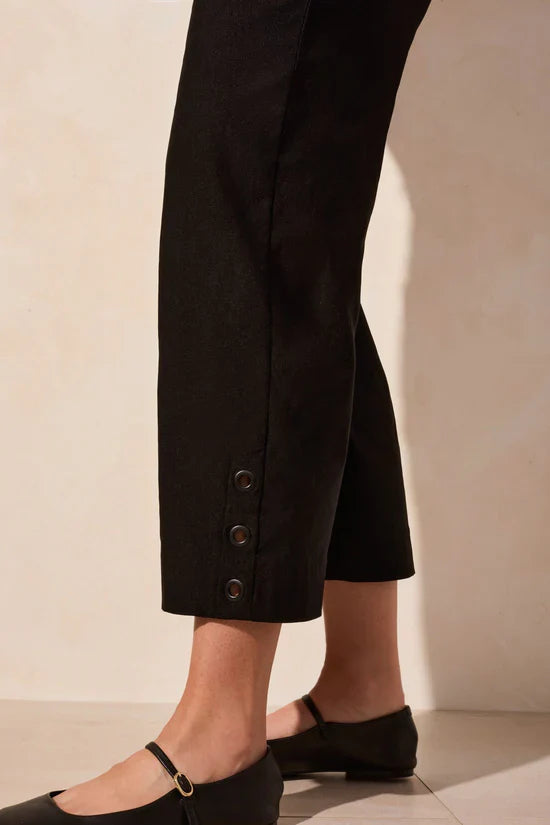 Pull-On Capri With Self Button Vent