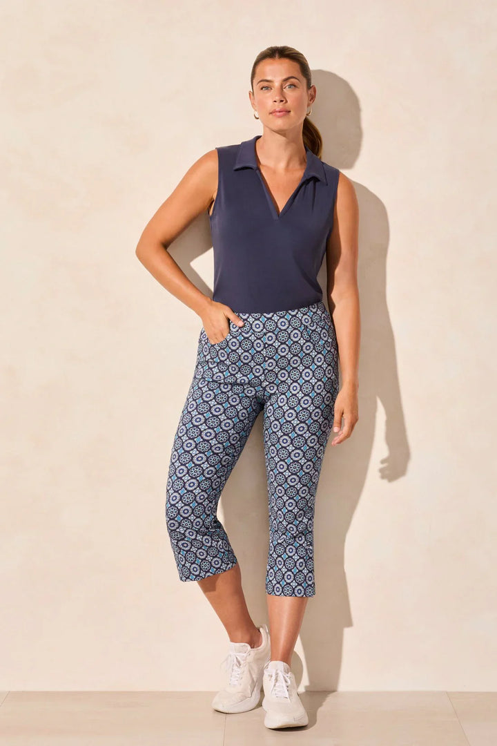 Pull-On Capri With Self Button Vent