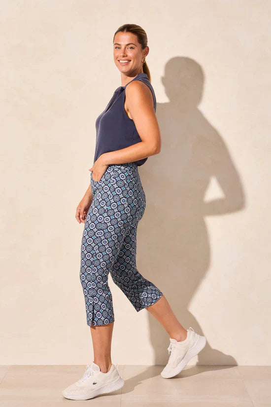 Pull-On Capri With Self Button Vent