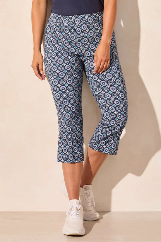 Pull-On Capri With Self Button Vent