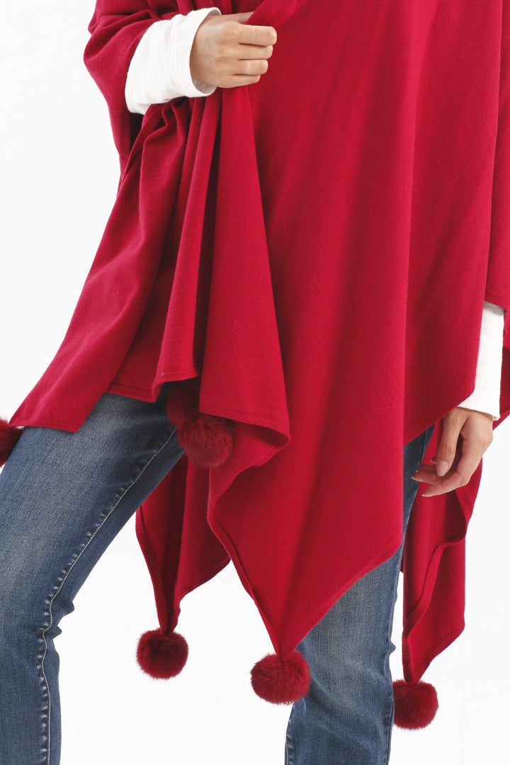 Pom Pom One Size Poncho - Modella Lifestyle