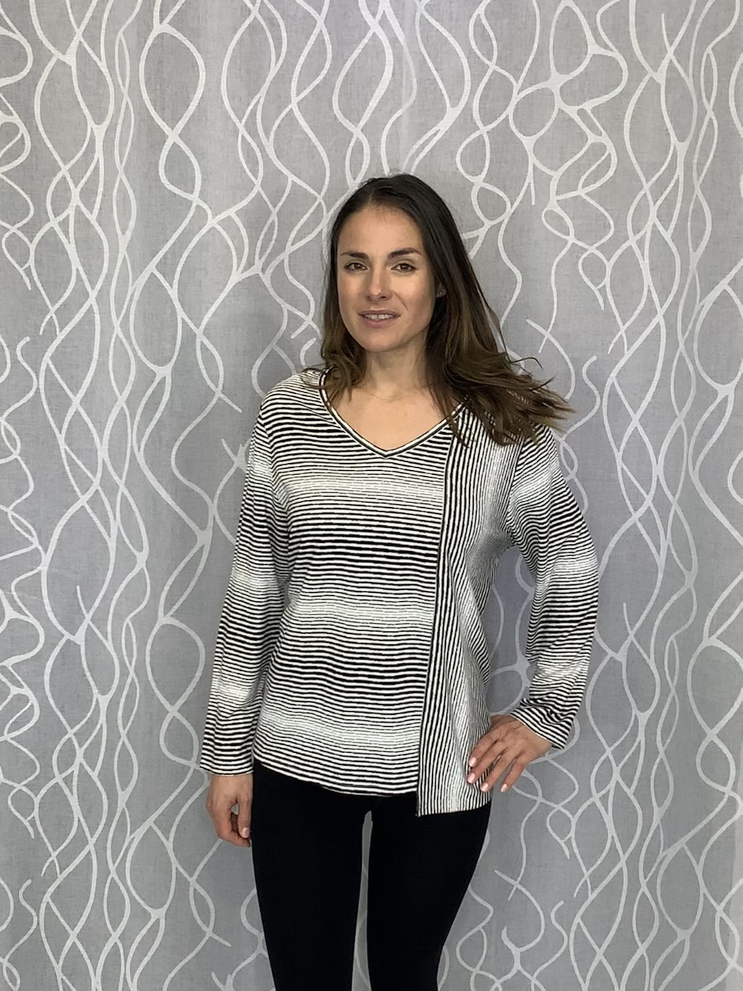 Striped V - Cool Top - Modella Lifestyle